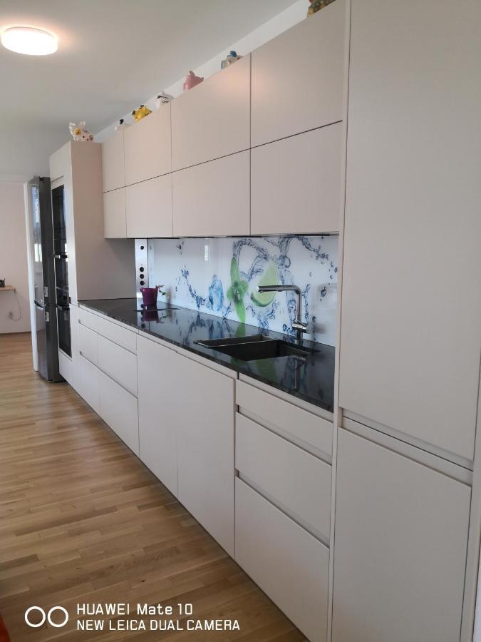 Modern Apartment Bei U Bahn Simmering Вена Экстерьер фото