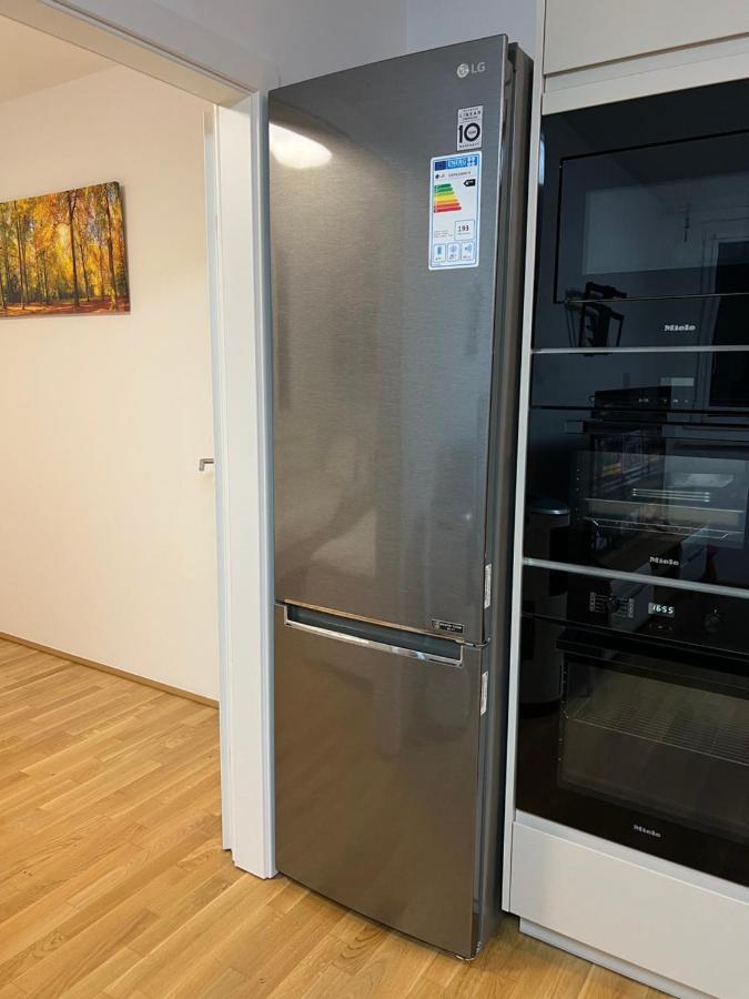 Modern Apartment Bei U Bahn Simmering Вена Экстерьер фото